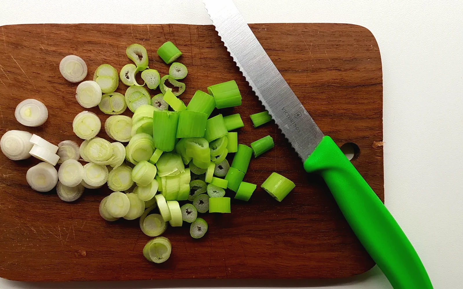 Técnica de cuchillo en una tabla de cocina