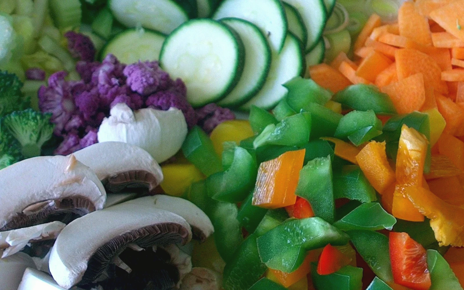 Mesa de cocina mediterránea con ingredientes frescos